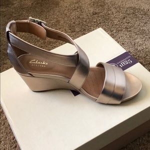 Clarke Acina Newport Wedge Pump in Gold Leather